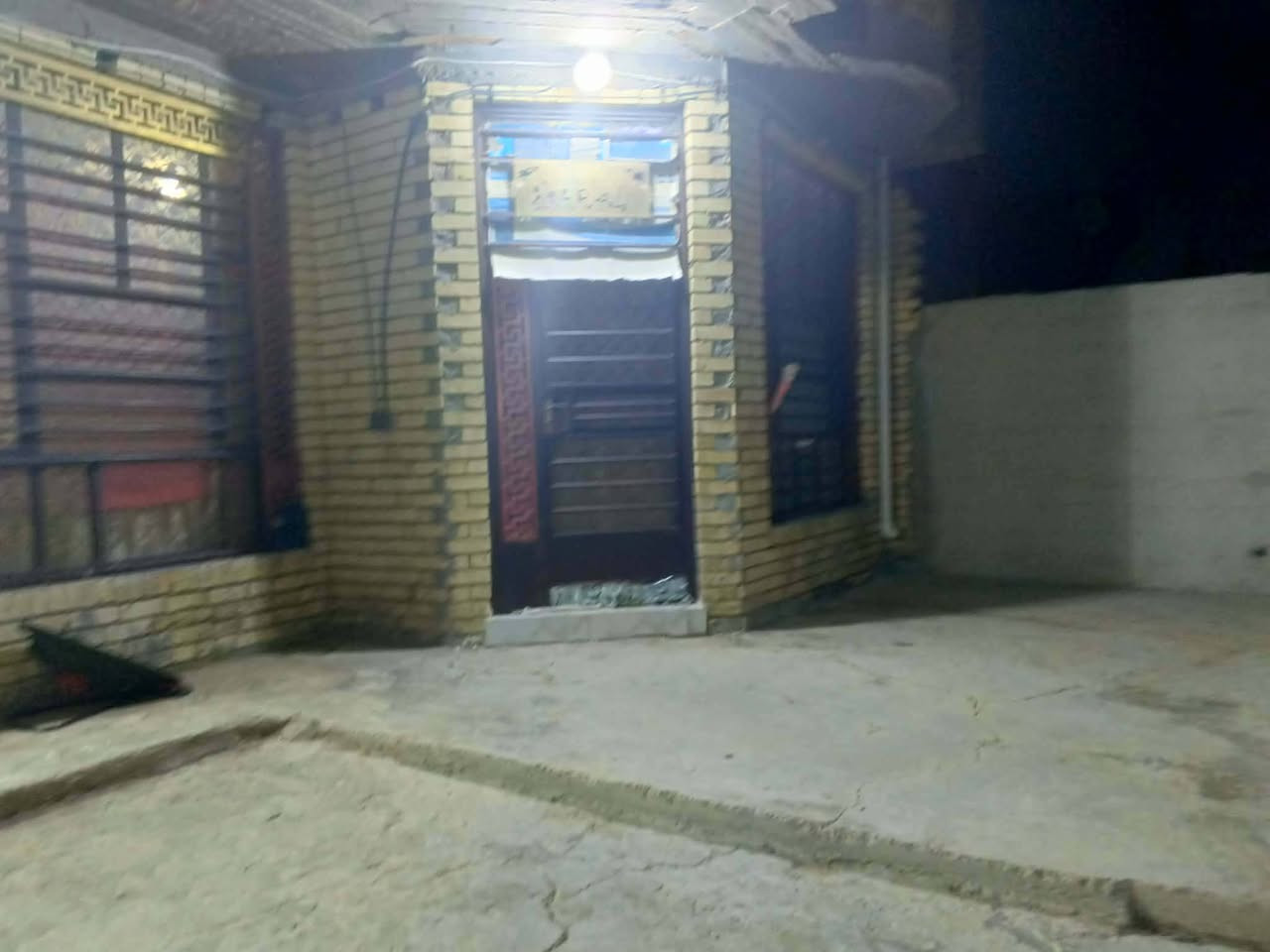 سلام عليكم بيت للبيع بنزله مطعم جواد 300متر يتكون البيت من(غرفتين2+مطبخ+صاله+استقبال) يتكون المشتمل غرفه ومطبخ الاستفسار اكثر اتصل عل رقم ***********بي واتساب واتصل
