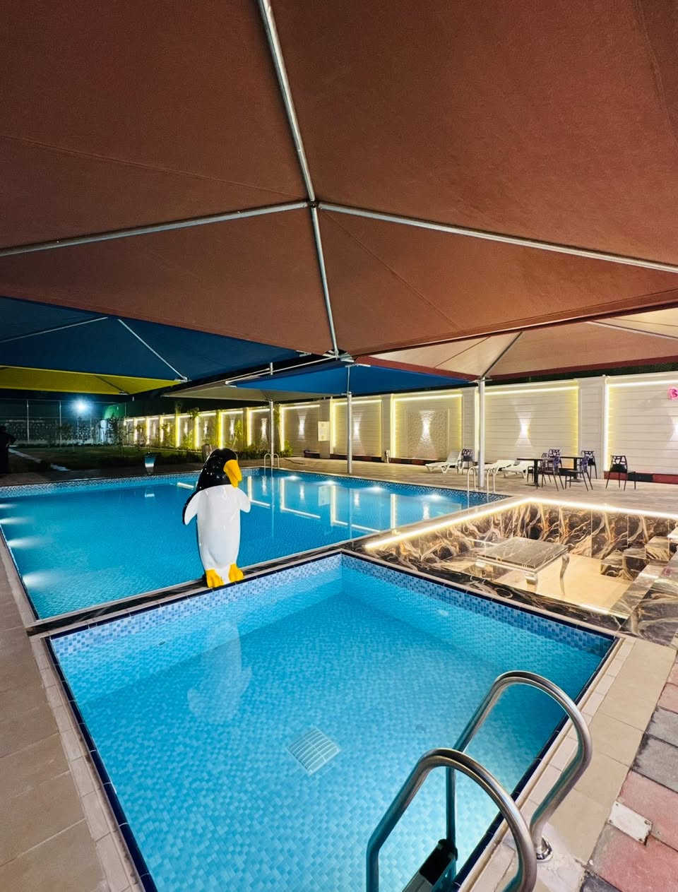 أهلاً وسهلاً بكم في منتجع ومزرعة القمة الترفيهي للأيجار اليومي في بغداد🌿🌴 موثقة من تطبيق أجرلي _Ajirly
رقم الحجز : ***********
مساحة المزرعة دونمين ٥٠٠٠ متر 🔴

مسبح كبير بمساحه ١٥  الطول والعرض٩

مسبح للأطفال 

جاكوزي 🔴

جلسه داخل المسبح 🔴

جلسه عربية 🔴

البيت vip مساحة ٤٥٠ متر 🔴

غرفه نوم سويت وايضاً غرفه نوم منفصله🔴

مطبخ تركي مؤثث بالكامل 🔴

قاعه كبيره للمناسبات🔴

مساحات خضراء واسعه وبستان 🌴🌿

باربيكو للشواء 🍡🥩🍗

ملعب كره قدم

فيشة بليارد منضدة
 هاتف الحجز : ***********
