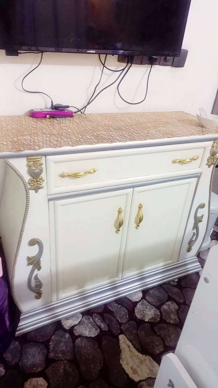 غرفة اخشاب عراقي مصبوغه صبغ حراي  لبيع نضيفه جدا سعر  950نهايته *********** كربلاء  حي العسكري العابد
