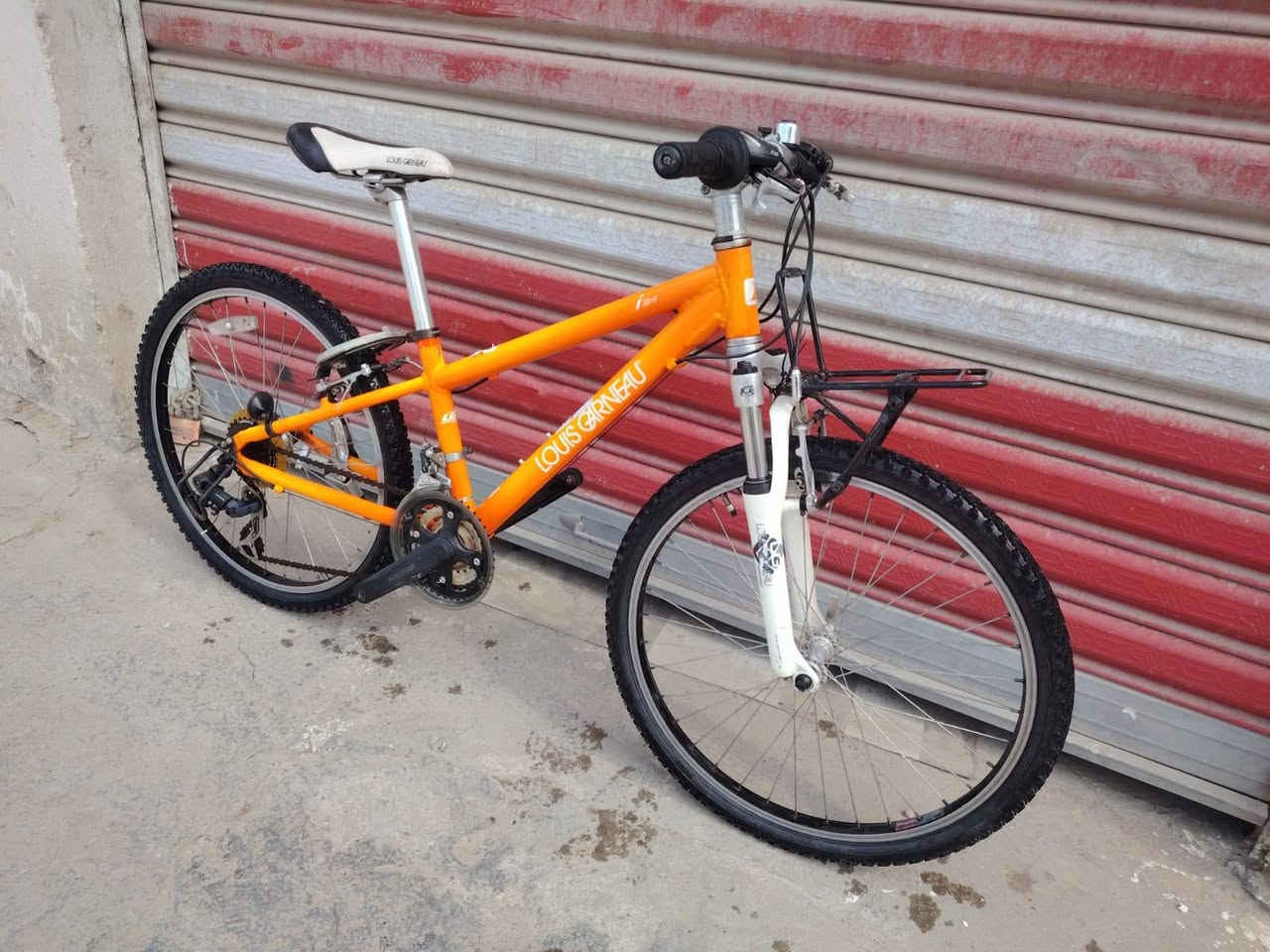 السلام عليكم ورحمة الله وبركاته
بايك موديل جبلي ماركه  الويس العالميه حجم ٢٤
باله ياباني النضافه فول وضع
 حاويه فول
السعر ( 150 الف)  
يدات فر شيمانو اصلي 
لون ميمز برتقالي  مختم 
عكرب ماركه اصلي شيمانو 
ويل كبلونيه كشن اصلي ماركه 
معدن المنيوم ريشه فول موصفات 
كير ٧ /  ٣شغال سستم كامل 
غير مستخدم داخل العراق
عنوان المحل بغداد الحبيبيه 
هاتف *********** 
الاستفسار واتساب
