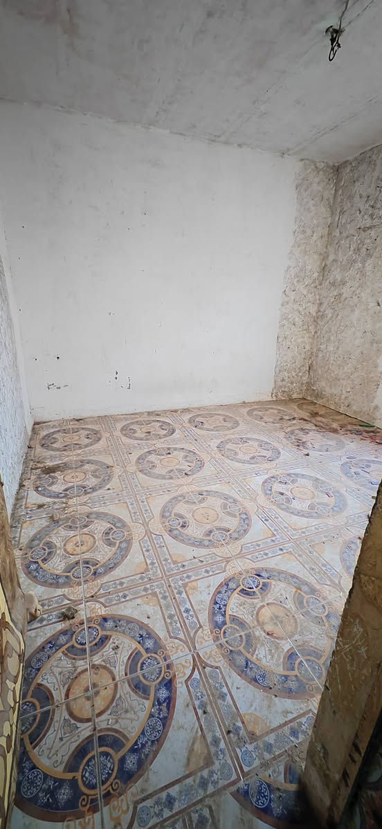 بيت البيع كامل مكان ميسان حي رحمه ثانيه قرب مستشفى البناني واصلتله مجاري وكهربا وتبليط ١٠٠ متر
***********
