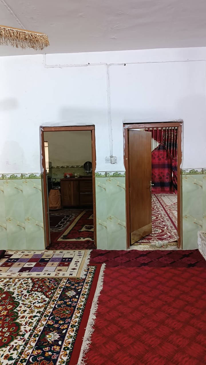 الدار للبيع المساحة 200 متر مربع العنوان ميسان حي الشهداء السايدين خلف مول سيد جابر يحتوي علا غرفتين نوم صاله الاستقبال مطبخ  رقم الهاتف ***********
