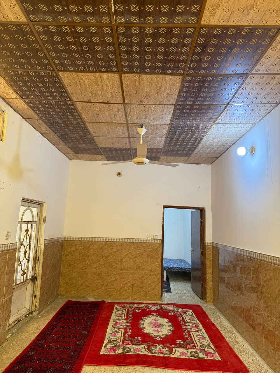 دار طابق واحد  للايجار بيت 100متر حي النداء منطقه 48 الشارع مقابل بانزين خانه شارع كربلاء عمود 21 
يحتوي عله غرفه 
وصاله وستقبال ومطبخ وصحيات ومكشوفه 
سعر ليجار 250 مقدمه اربع اشهر وكل شهرين دفعه وحده اريد مئجر ثابت استفسار 
***********
من طرف ام ملاك للعقارات لعلمه
