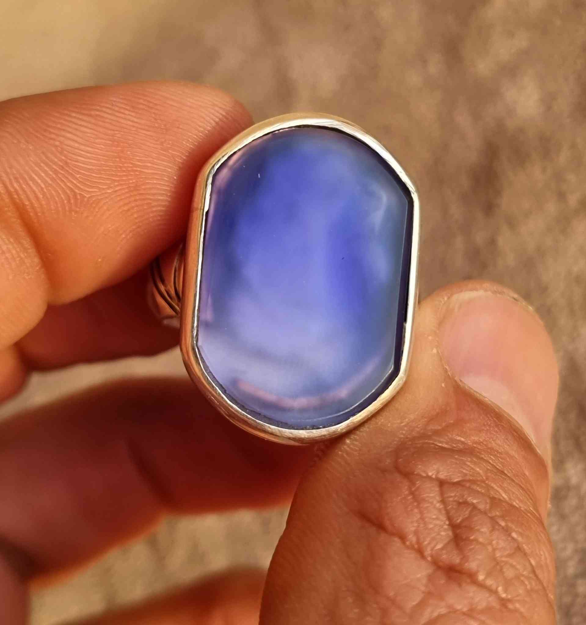 عقيق يماني بنفسجي طبيعي بصياغه يدويه للبيع مكاني بغداد يوجد توصيل إلى جميع المحافظات للبيع فقط فقط أحبتي الغوالي ما اراوس بس ابيع 
***********
