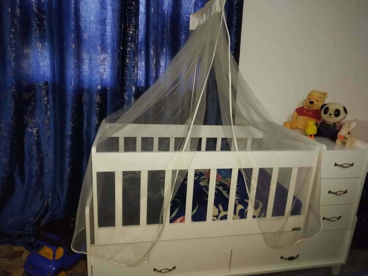مرحبا متاح غرفه اخشاب كامله ماعايزه شي مابيها كسور مع كاروك
ويه دوشگ 
الطول متره ونص 
وبعد جديد امانة الله 
ويتحمل طفل عمر 3سنوات 
ويصير جربايه 
وسبب البيع ماكو مجال ***********

