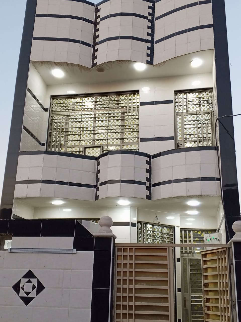 سلام عليكم بيت للبيع منطقه ضباط ثانيه زراعي مال بلديات مساحه 100 قاطين يحتوي على  ثلاث غرف نوم غرفتين وصاله وصحيات فوك وجوه غرفه وحده وصاله استقبال منور ومطبخ حار ترك موقع كلش سعر 90بي مجال تصلو اي استفسار عن الرقم ***********
