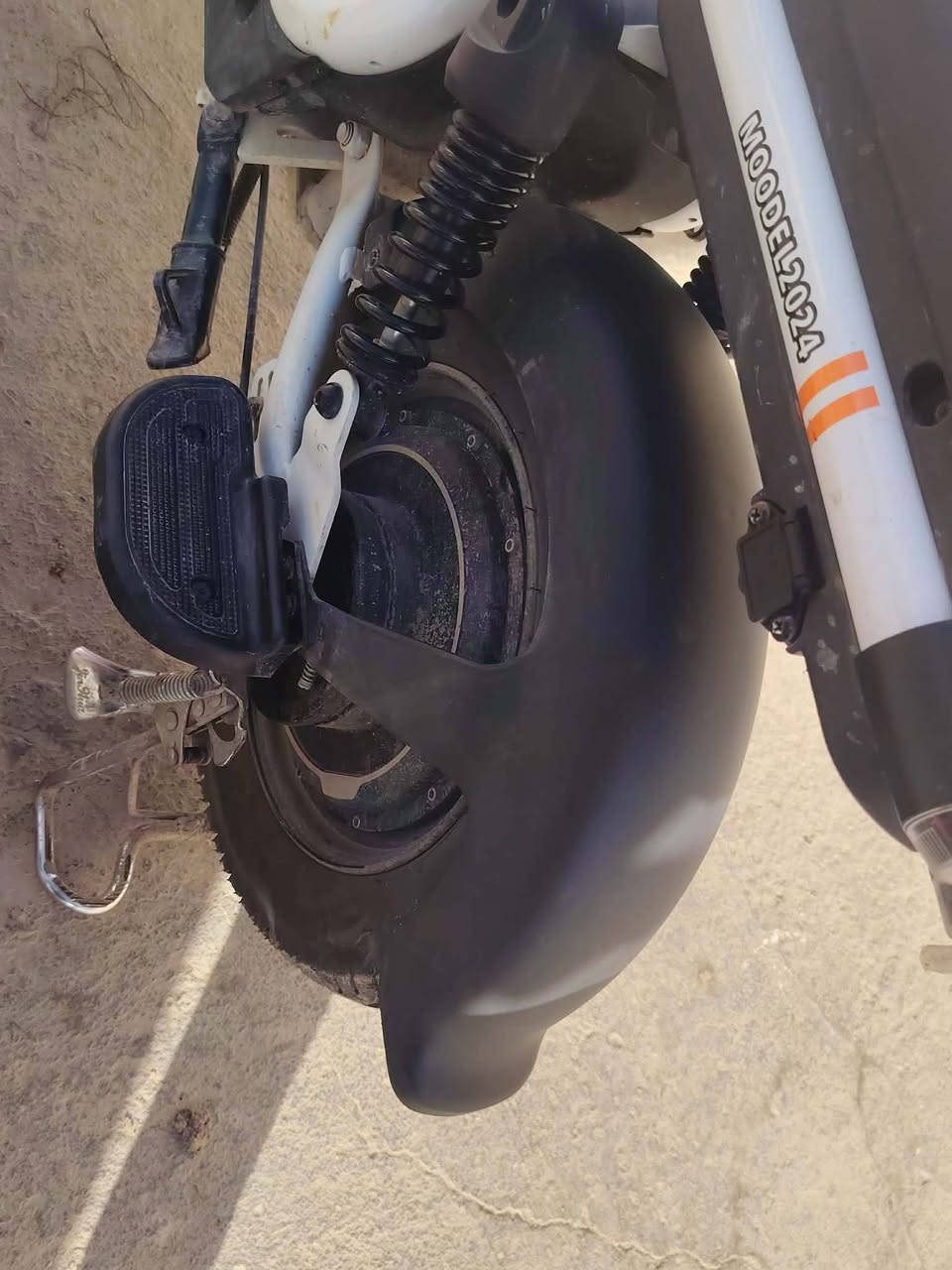 دراجة شحن
اربع بطاريات 
اربع نمر 
دراجة نظيفه كلش 
صار شهرين من طلعت من مجمع 
***********
بي واتساب
