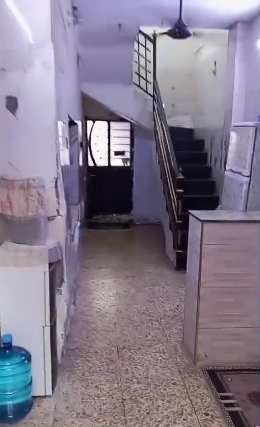 السلام عليكم
نصف قطعة امامية الشعلة قطاع الثاني شارع شكيب المضمد 
يحتوي على طابق ونصف الطابق الارضي استقبال +غرفة  +ملحقات الطابق الثاني يحتوي على غرفتين /كما موضح بالفديو 
السعر المطلوب 95 وبي مجال غير متواجد على الفيس الاتصال على 
الرقم   ***********
