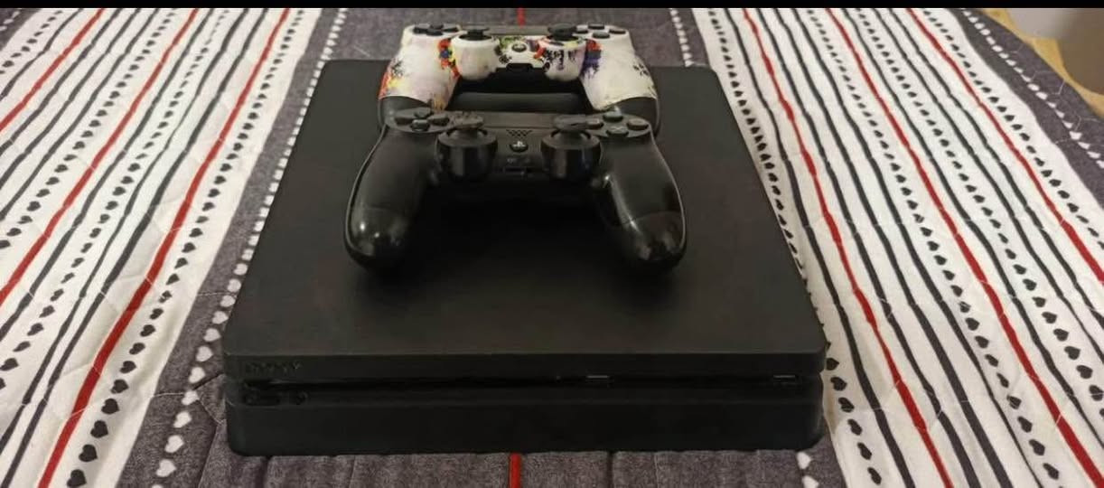 السلام عليكم 
بلي ٤ للبيع سعره 175 ويا يدتين غراضه كامله وبي العاب بالجهاز وويا قرص ريد ديد 2
الجهاز اونلاين مامهكر 
عنواني الانبار قضاء هيت وهذا رقمي
*********** هيت, الأنبار
