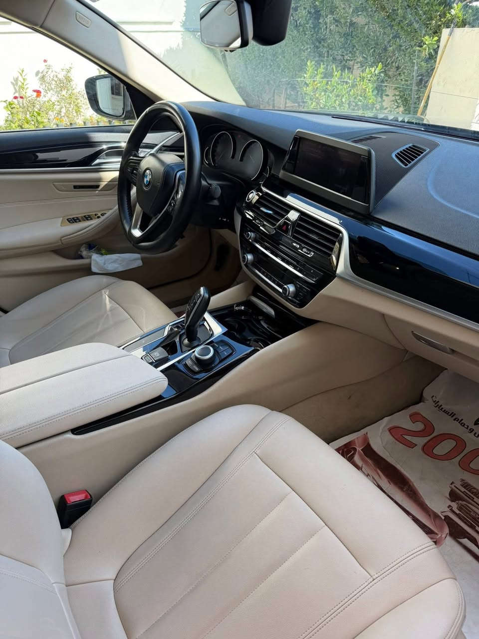 BMW 520i 2020 خليجي وكاله
استلام شركه العروش سيرفر كامل با شركه
فول مواصفات داخل ابيض وفتحه وكراسي كهرباء ومومري وبردات وتدفئة واستيرن كهرباء 
ماشيه 64 الف السياره جديده كلش
كفاله عامه من صبغ بارد وتبديل 
رقمها بغداد وباسمي عنواني المنصور
***********
سعر 27 الف دولار وماكو خليجي بهل سعر مكفول 
(( بيع او مراوس ))
