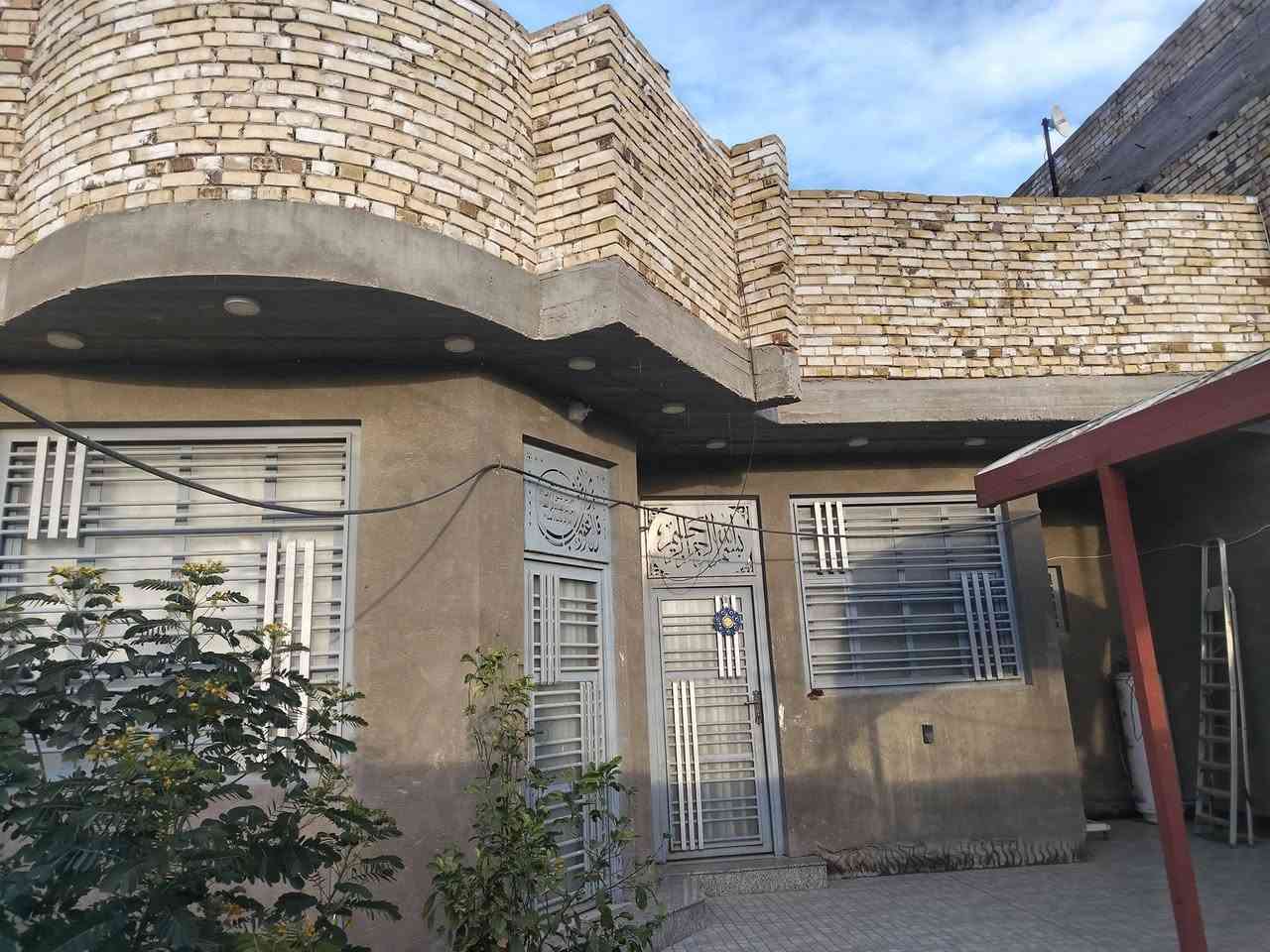 السلام عليكم
منزل
بالتقيه الثالثه ثالث بيت عن شارع نجف ديوانيه قريب عل مازن البنجرجي مقابل معرض المصطفى لتجارة السيارات اخوان المنزل تم بناءه عام ٢٠٢٢
مساحة المنزل ٢٥٠ متر
كونكريت مسلح طابق واحد
عدد الغرف ٢   ٦×٤
صالة كبيرة
مطبخ كبير
استقبال
صحيات عدد ٢
مخزن

للعلم المنزل معاملته كامله بالتطويب وموجود وصل بالاضافه مرقم من قبل البلديه والجهد الخدمي مباشر ضمن المنطقة 

للتفاصيل التواصل عل الرقم
*********** واتساب
