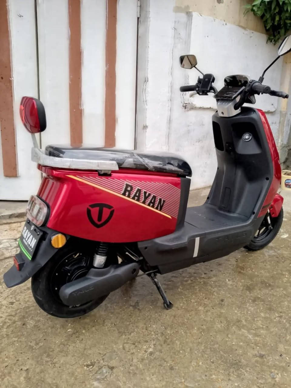 السلام عليكم للبيع دراجه شحن الريان باب اول دراجه معروفه ست بطاريات حجم كبير تنسه الشحن كلو شغال مابي اي نقص نضام الوقف p باكينك للأمان وتشغيل عن بعد السعر ٦٠٠الف قفل مكاني موصل الجديده للأستفسار وتحياتي***********‏
