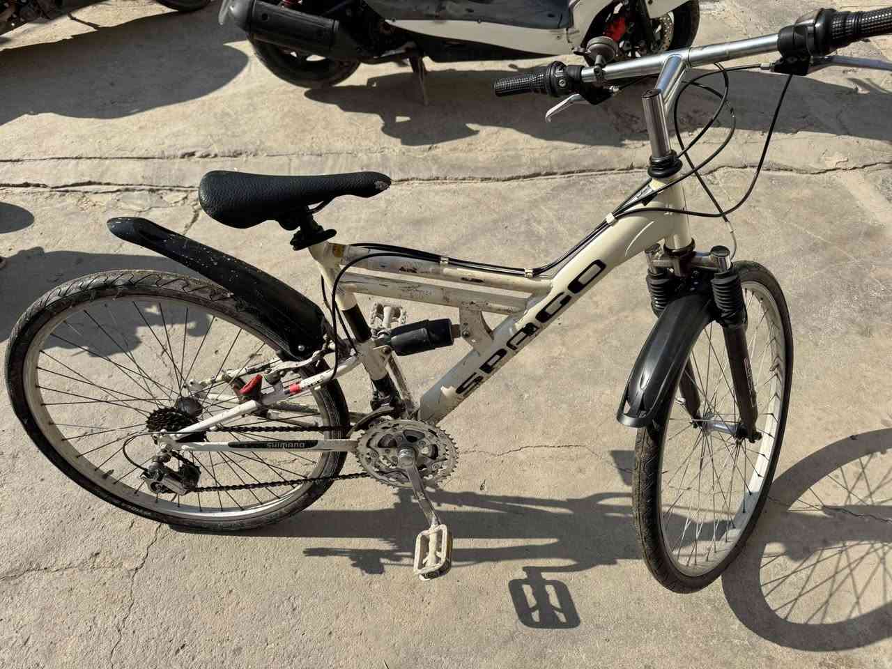 سلام عليكم بيسكل مال باله ياباني  كامل ما بي نقص للبيع  سعره ١٠٠ بغداد الشعب ***********
