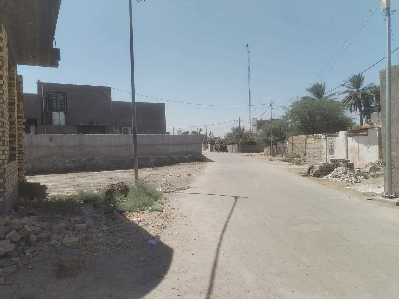السلام عليكم يوجد بيت للبيع مساحه ١٨٠متر يتكون من غرفتين واحده كبيره والثانيه صغيره مع صاله ومنور واستقبال مطبخ خارجي مع مخزن خارج موجود ماء كهرباء انترنيت العنوان بابل محاويل مقابيل مركز شرطه المحاويل نوع العقار طابو زراعي الاتصال على الرقم المدون ***********   سعر الخاص

