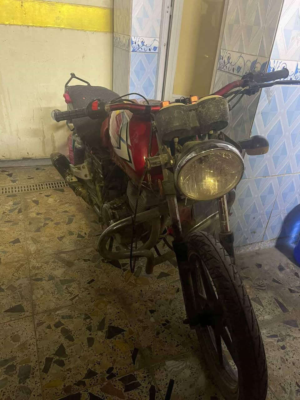 سلام عليكم دراجه للبيع مكينه دايون نكره سلف وهندر القمجي مال بانزين مكطوع وتاير الامامي بي رخاوه مكاني بغداد بلديات *********** سعر 250
