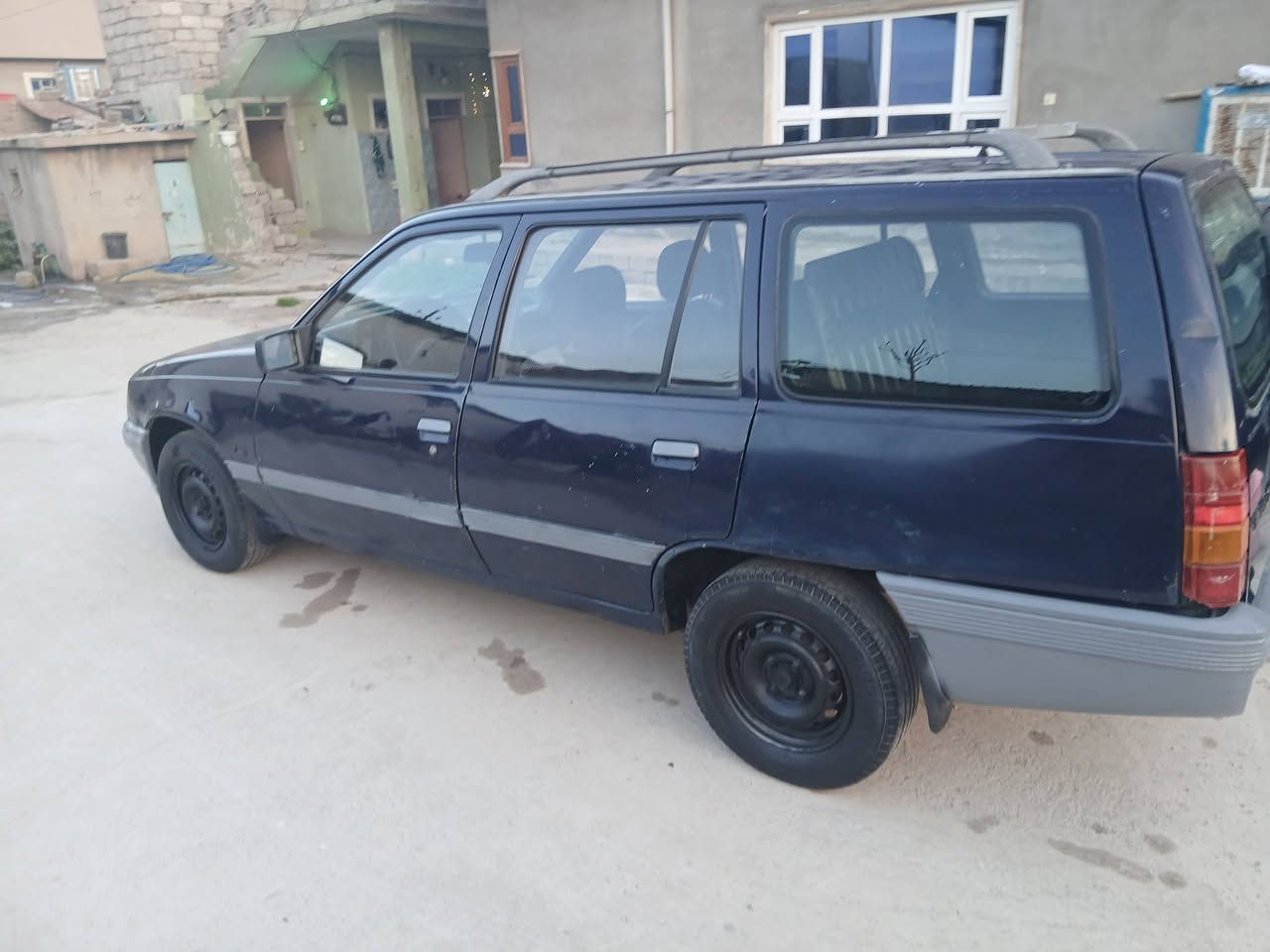 سياره كاديت موديل ١٩٩٠ حجم ١٦ رقم الماني سنويه خضره شرط مرسمه محرك وكير شرط زوج تاير. جديد دوشه حدادية صبغ سياره بلادية كابون بانزين بيها شرط التحويل من الشرعي والوكالة من الوكيل السعر ٢٣ للاتصال 
***********
***********
