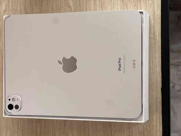 السلام عليكم ايباد 11 برو معالج m4 جديد صارله عندي 3 اشهر داخل الضمان ماستر شرق اوسط ذاكرة 256 بطاريته 97 مشحون 135 السعر(975) مكاني البياع ***********
