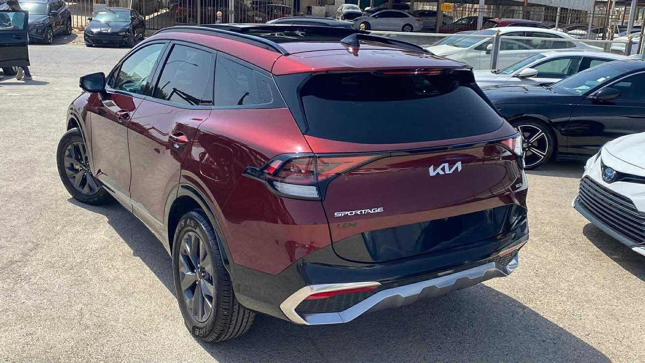 السلام عليكم 
كيا سبورتج موديل ٢٣ كلين تايتل بيهة طخة كلش بسيطة باب مال صدر غيرهة مكفولة من كلشي حتى من البارد شرط السونار 
لون ماروني مميز
هايبرد 
رقم بغداد بسمي تحويل ثاني يوم 
فول مواصفات بانورما 
تدفئة تبريد كشنات جلد 
٥ كامرات 
فول حساسات ورادرات 
تخم تاير جديد 🆕 
كير ماوس 
جنطة كهرباء 
السعر ب٢٠٧ وبيهة مجال بسيط 
بدون مراوس 
مكانهة بغداد الغزالية للاستفسار الاتصال على الرقم 
***********
