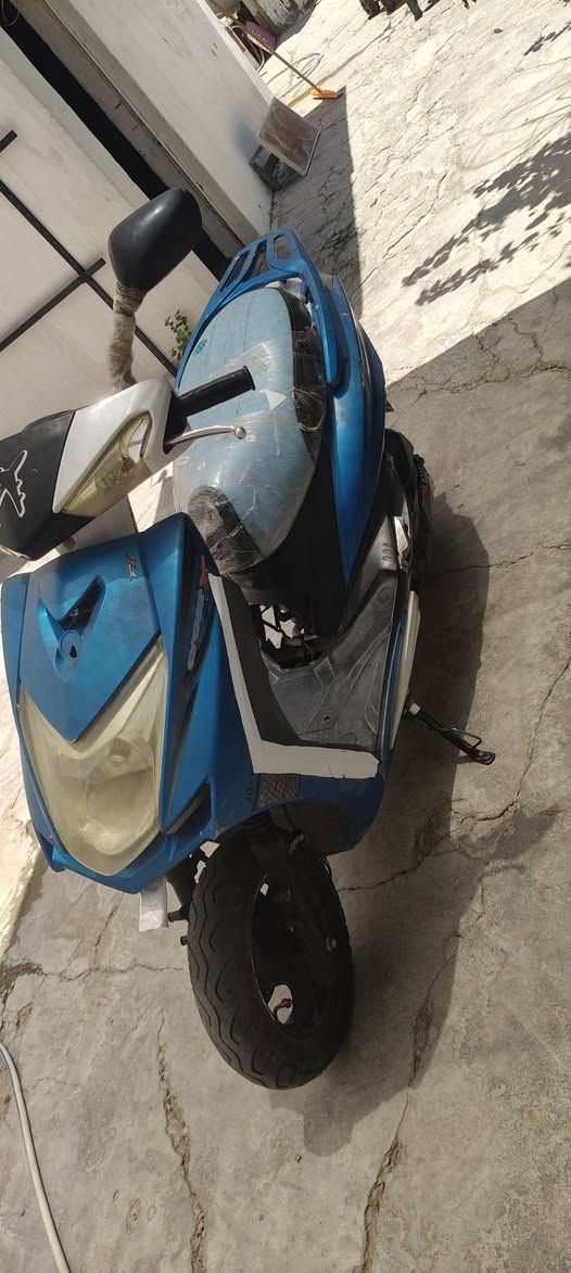 ماکس سکنس
مۆدیل 2024 
مەکینەی =150cc
لایت و ئیشارت و بگلایتو چواری هەمووی ئیش دەکات 
ئیستۆپی زۆر مەزبووت
مەکینەی دوکەڵی نیە زۆرپاکە 
هەردوو تایەی تازەیە 
پاتری تازەیە 
نرخی= 325 معامەل
شۆین كەلار 
ڕەقم: ***********
