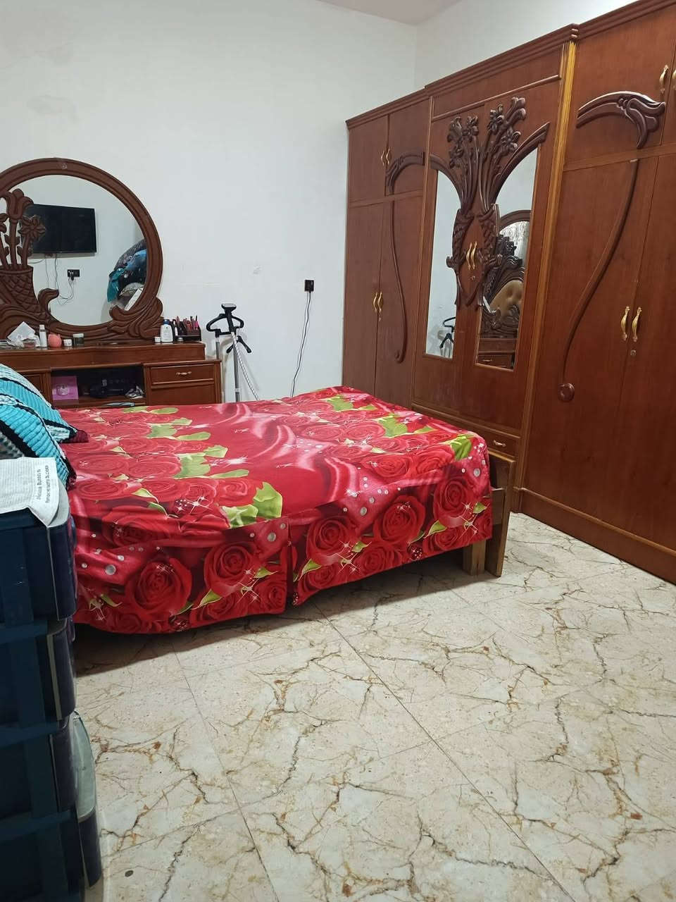 بيت للبيع في ام الخيل الرابعة قرب سكة القطار يبعد.عن الشارع العام شارع واحد مساحة 200 متر طابق واحد البيت زراعي طابو عثماني يتكون من غرفتين نوم كبيرات وصالة وستقبال و مطبخ وصحيات داخلية وخارجية  البيت كما موضح بالصورة سعرة 120 مليون وبي مجال للشراي للتواصل الاتصال على الرقم 
***********
