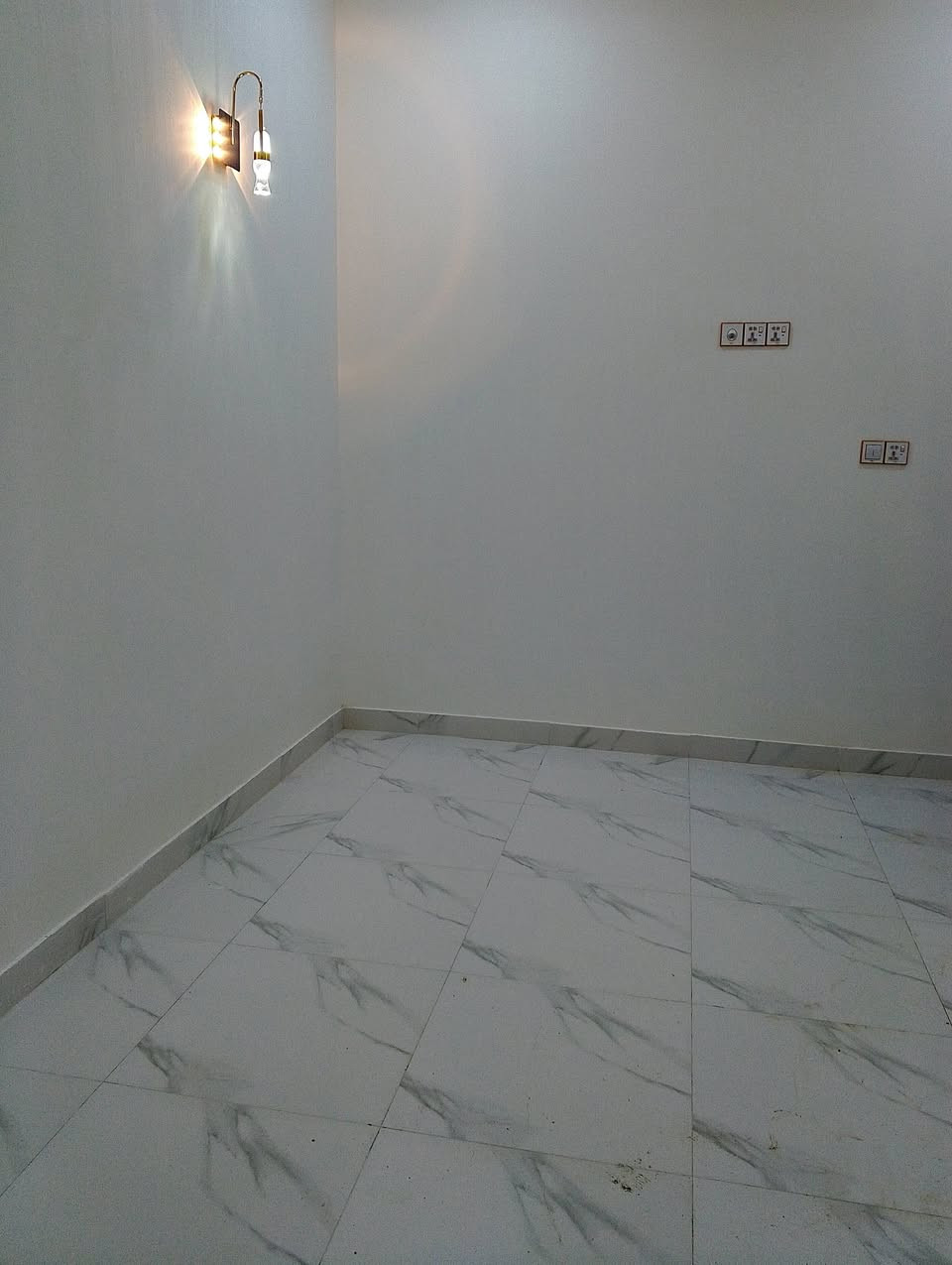 1/1/2026 
سنة جديدة بداية خير ورزق حلال للجميع يارب..

ملاحظه/ البيت فارغ يعني الي يشتري يستلم المفاتيح مباشرتا بالشراء ويسكن بي وبالعافية على الي ياخذه

بيت طابو صرف بناء حديث درجة أولى للبيع السعر 112 مليون وبي مجال بالبكرلي بالعبودية نهاية شارع الأقواس المنطقة تبليط ومجاري المساحه 100 متر يحتوي على غرفة نوم وصاله ومطبخ وهول وصحيات البيت مدخلين بناء طابوق السقف صب كونكريت موقع البيت جيد جداً سند طابو صرف تحويل مباشر باسم المشتري للاستفسار ***********
