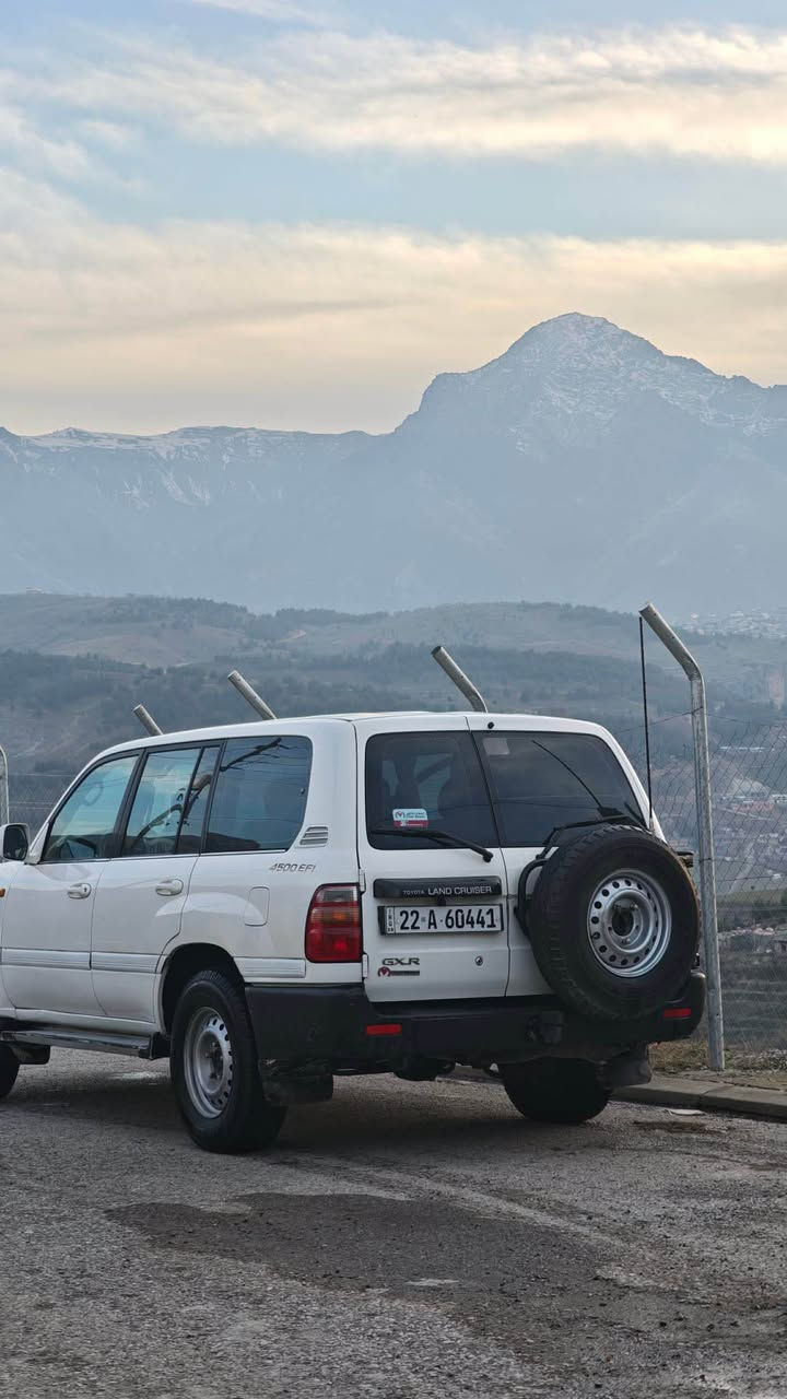 مۆنیکا ٢٠٠١فول حادی 
خازو بەنزین 
دو بستی سبوخە بئ ژۆرئ 
گئرو مەکینە تەحویل  خرامە بەشەرت 
ناوی لە حاسیبە نیە 
چوار تای نوئی تازە لۆ بەسترایە 
یەک دینار مەسرەفی تئ دا نیە
لۆ سحرو تەفاسلی کاملی سیارەی  
رەقەمی ساحبی سیارە 
*********** سوران, أربيل

