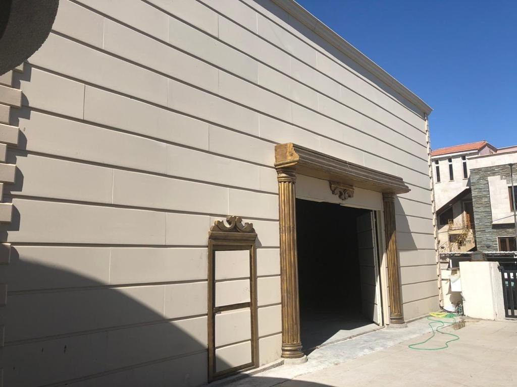 السلام عليكم ورحمة الله وبركاته
البيت مدخل شارع عام فرع السفارات الجار من الجهه اليمنى سفاره والجهه اليسرى شركة الفرع عباره عن شركات ومكاتب وسفارتين وسكن للكفائات ورجال الاعمال  الواجه 20 ×40 البيت باسم ورثه ٢ بالغين وهمه يبيعون مباشر او وكيلهم

للأستفسار 
‭0771 151 8982‬
0785 882 4773
