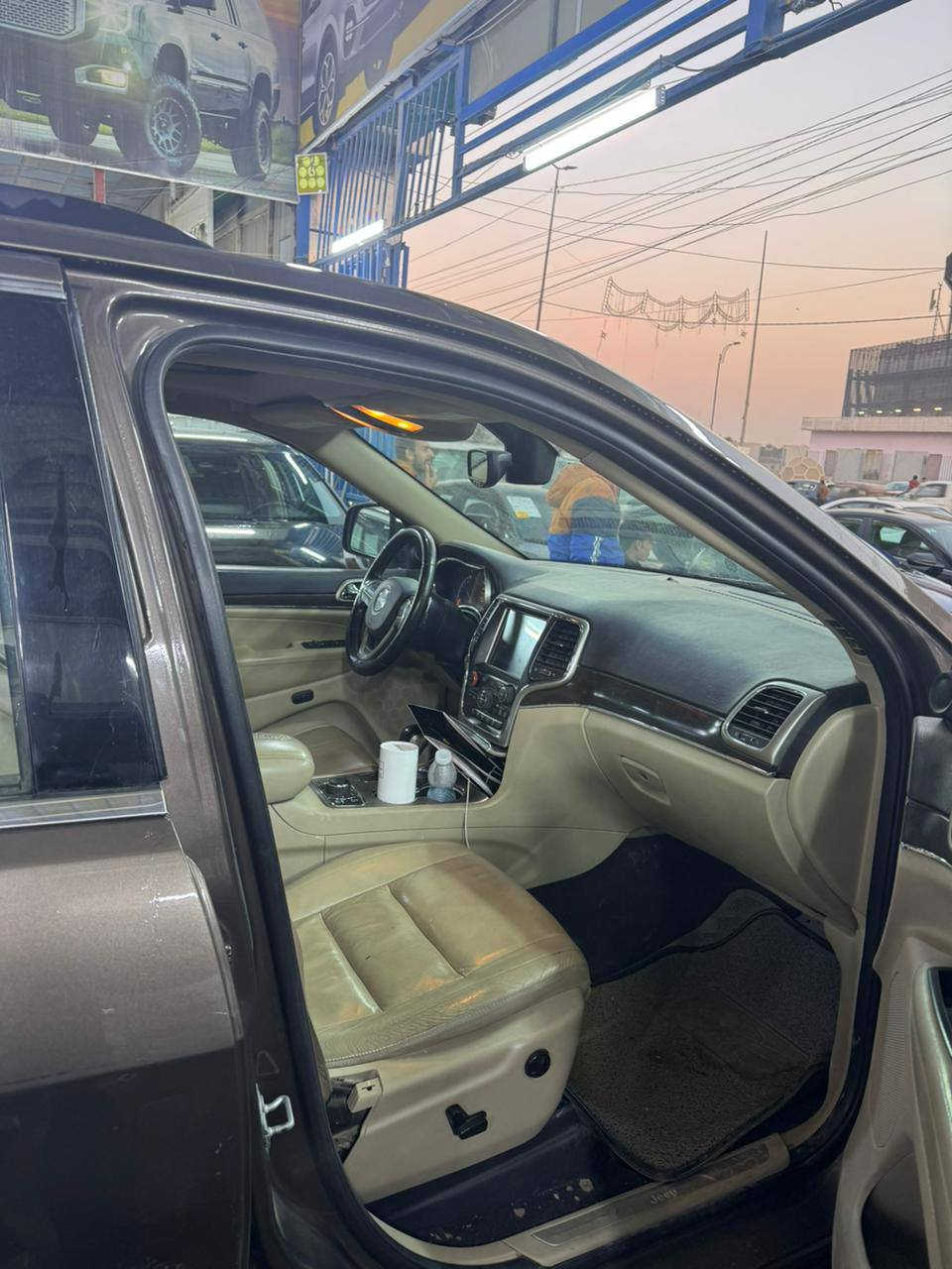 جيب شيروكي موديل ٢٠١٧ ماشيه ١٠٠ الف كلم جاهزه مابيها اي نقص بسمي شرط التحويل السعر ١٩٥ ورقه الاتصال (***********)
