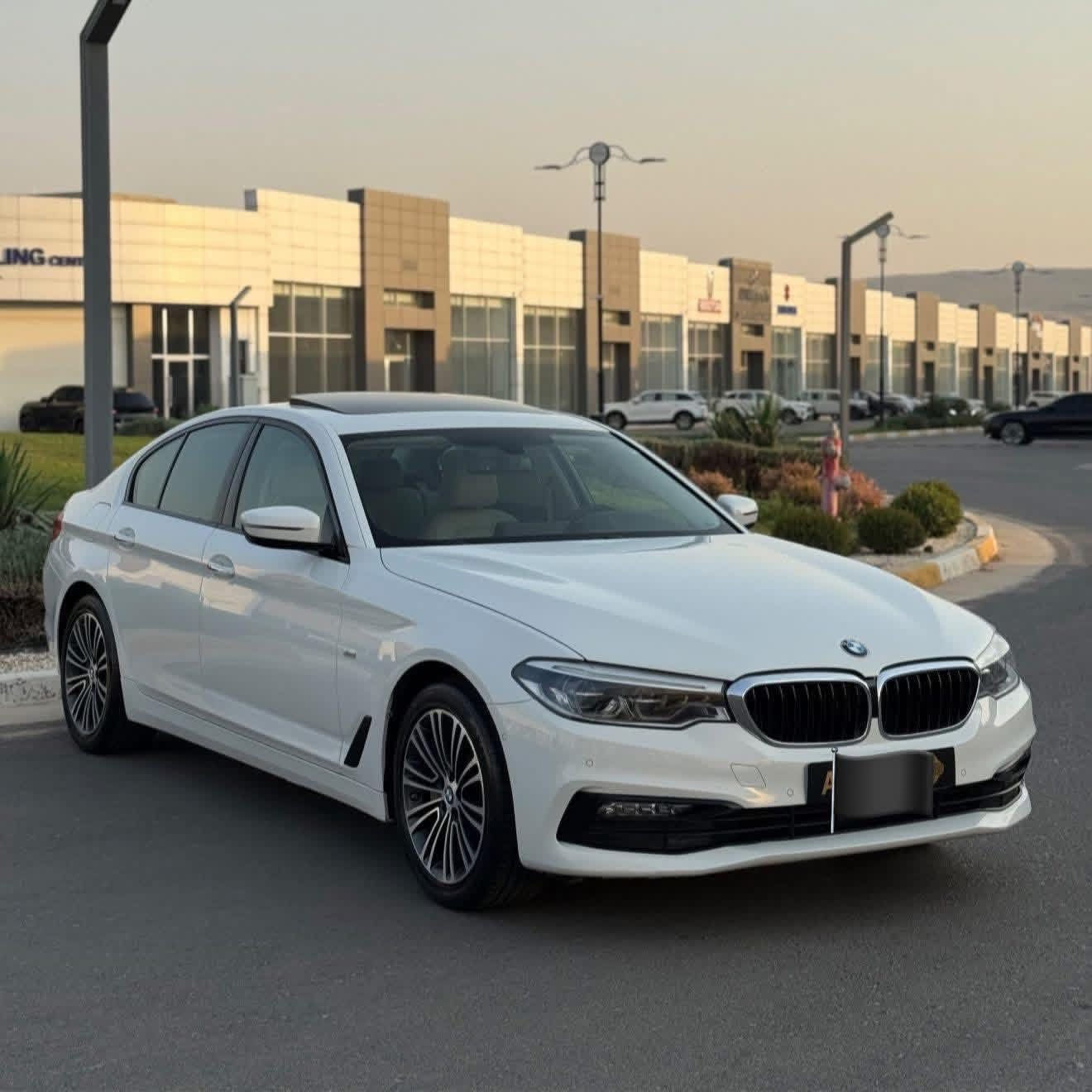 سلام عليكم 
ماشاءالله اول شيء 
للبيع فقط اخوان 
BMW 530i خليجي شركة العروش 
(SPORT LINE) 
موديل :٢٠١٨ 
مكينة (twin turbo) ٤ سلندر اقتصادية اعتمادية و صاروخ بنفس الوقت 
مواصفات السيارة : سبورت لاين 
لايتات BMW ADAPTIVE متحرك 
حساسات امامي و خلفي و جانبي 
مع خاصية ركن ذاتي AUTO PARK 
3 مود القيدة 
ECO 
COMFURT 
SPORT 
كاميرة خلفية  
شاشة وسطية كبيرة مع كيج دجتال 
مناخين للتبريد 
٥ بردات 
بعد مواصفات هواية السيارة ما بيها عيب سوينا سيرفس زهن الكير مبدل دهن المكينة ماشية ١٢٧ الف كيلومتر حقيقي 
فقط بيها كد شبر و نص كارت بالجاملغ خلفي 
سعر سيارة ٢٧٥ ورقة و بيها مجال شوية 
 ◦ 0772 282 8928
