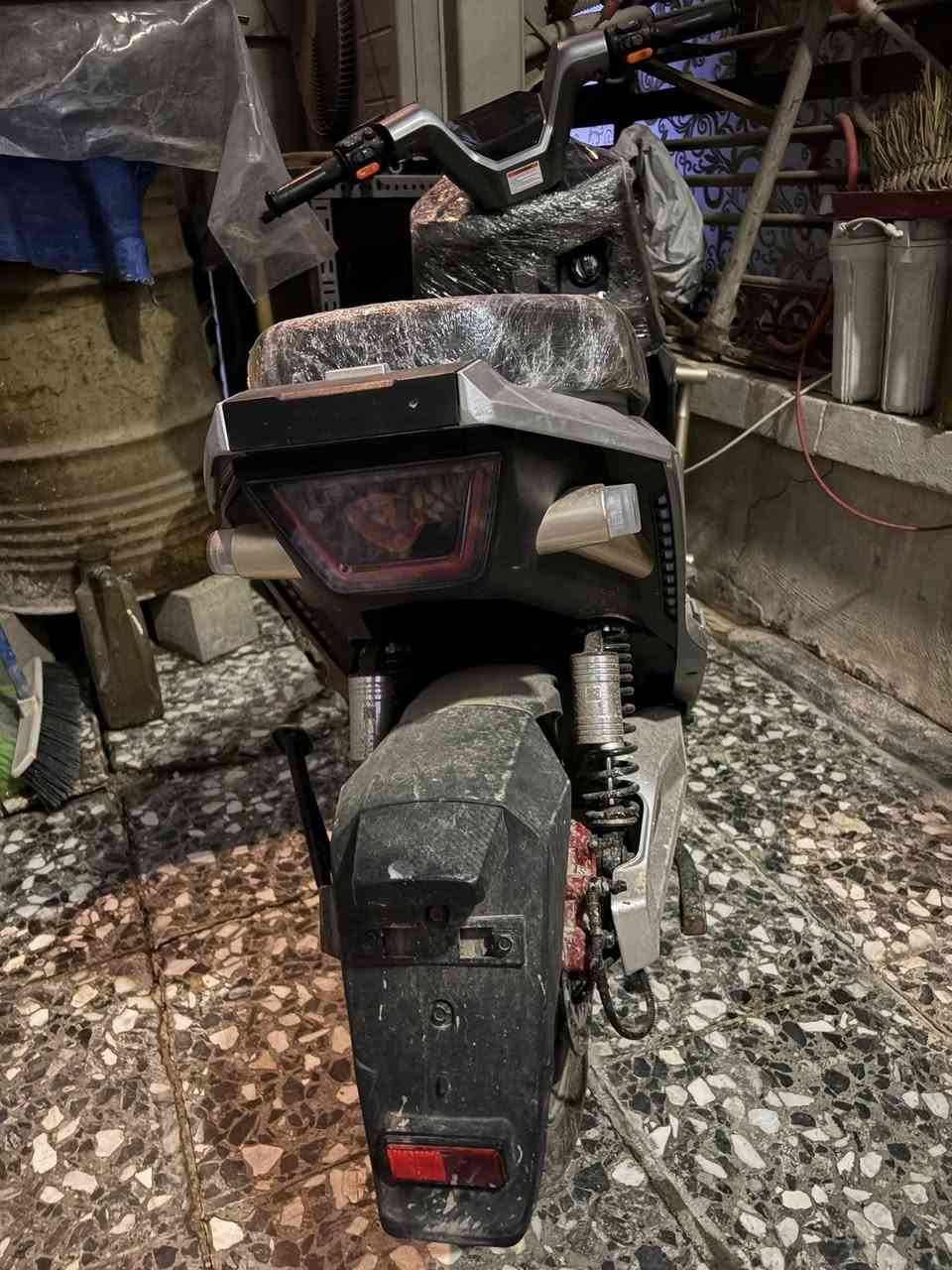 دراجة تايلج t73 غنية عن التعريف
اول شي الدراجة بيها حادث بسيط تجي وتشوف بعينك 

دراجة فول اذا ماتعرف نوعية الدراجة اسأل عليها 
ماطور نظيف 
1.الملف ٣٠٠٠ نحاس اصلي 
2.عدد البطاريات 6 كبار شركة تايلج اصليات شرط 
3.الشحن يمشيك 100 كيلو واكثر شرط 
4.السرعة 87 حقيقي شرط 
5. بريكات هايدروليك مانع انزلاق
6. بصمة تشغيل عن بغد دبل  وسويج دبل بصمتين 
7. منفذ شحن اشارة يمنه يسره ودبل اشارة 
السعر ٧٠٠ وبيها مجال ان شاء لله 
متوفر خاص او واتساب (***********) العنوان بغداد الجديدة شارع المسبح
