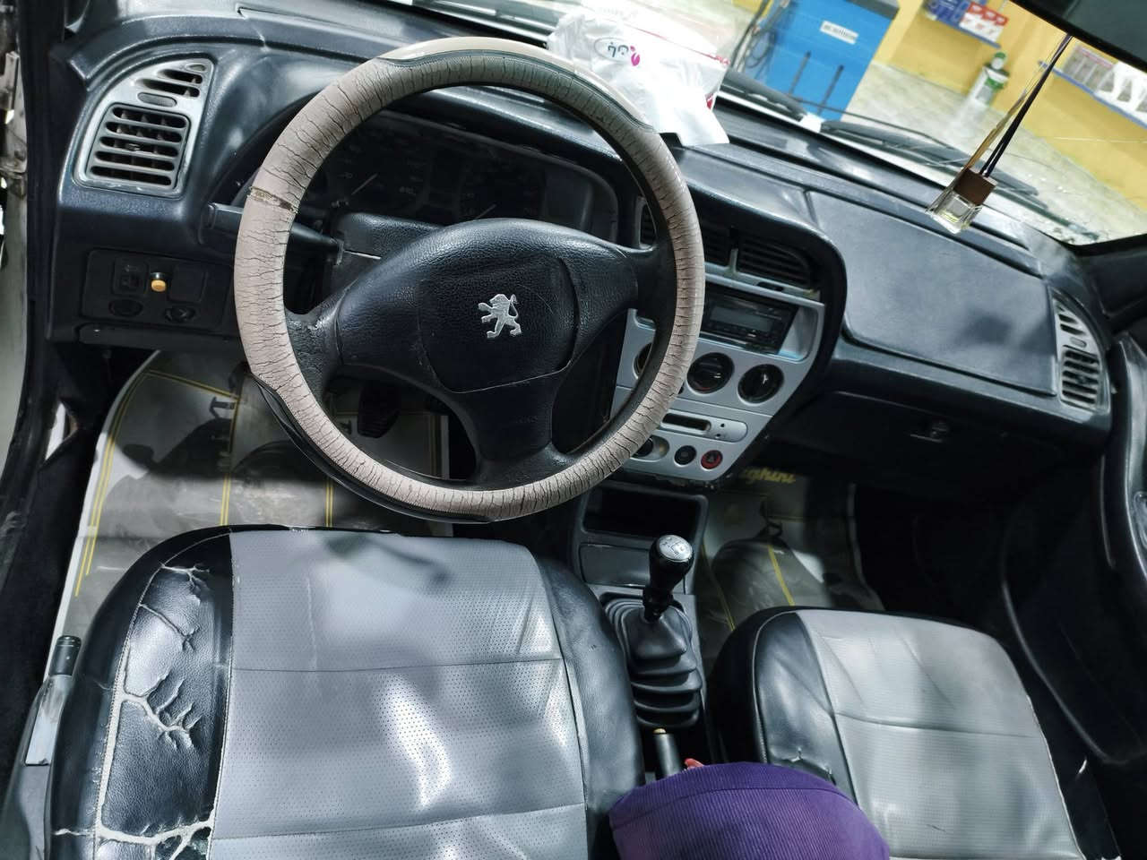 السلام عليكم للبيع بيجو رقم الانبار مشروع وطني بسمي كير ومحرك شرط طخم اطارات جديد  باتري جديد بيه بچم صبغ والباقي شوف العين مكاني الشركاط السعر 35 وبيه مجال  الاتصال بل الرقم ***********
