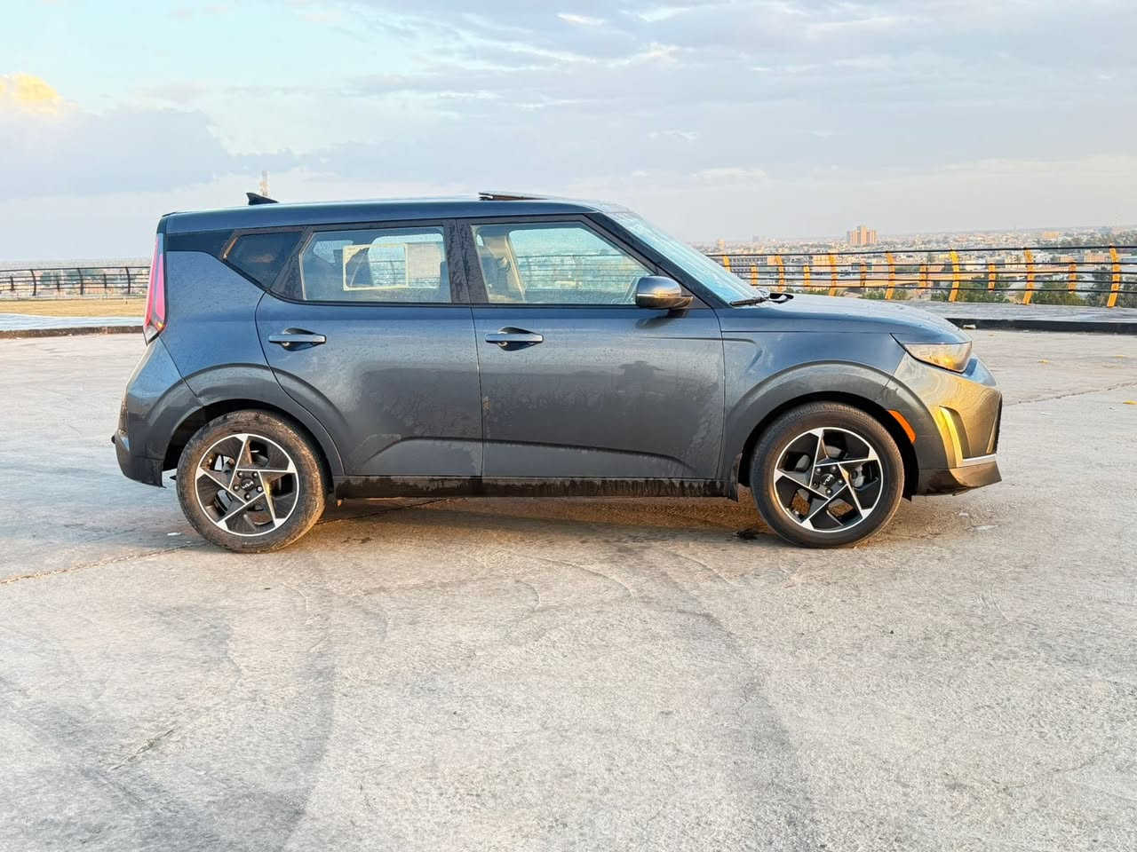 السلام عليكم
كيا صول موديل 2023 رقم بغداد محرك 2000 دووش 
وارد امريكي حادث مرفق مع الصور بدون ارباك صبغ ربع البنيد والجنطه فول مواصفات عدا البصمه ماشيه 45 الف ميل السياره نظيفه جدا وجاهزه بدون نقص 
العنوان بابل الحله 
للاستفسار 
***********
***********
