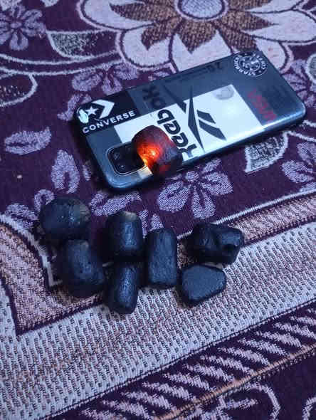 السلام عليكم جميعا احجار من النوادر الاسود صلابه فول شرط يجرح الزجاج وبعض من الأصفر والبرتقالي التقيم ثم البيع اتصال ***********
