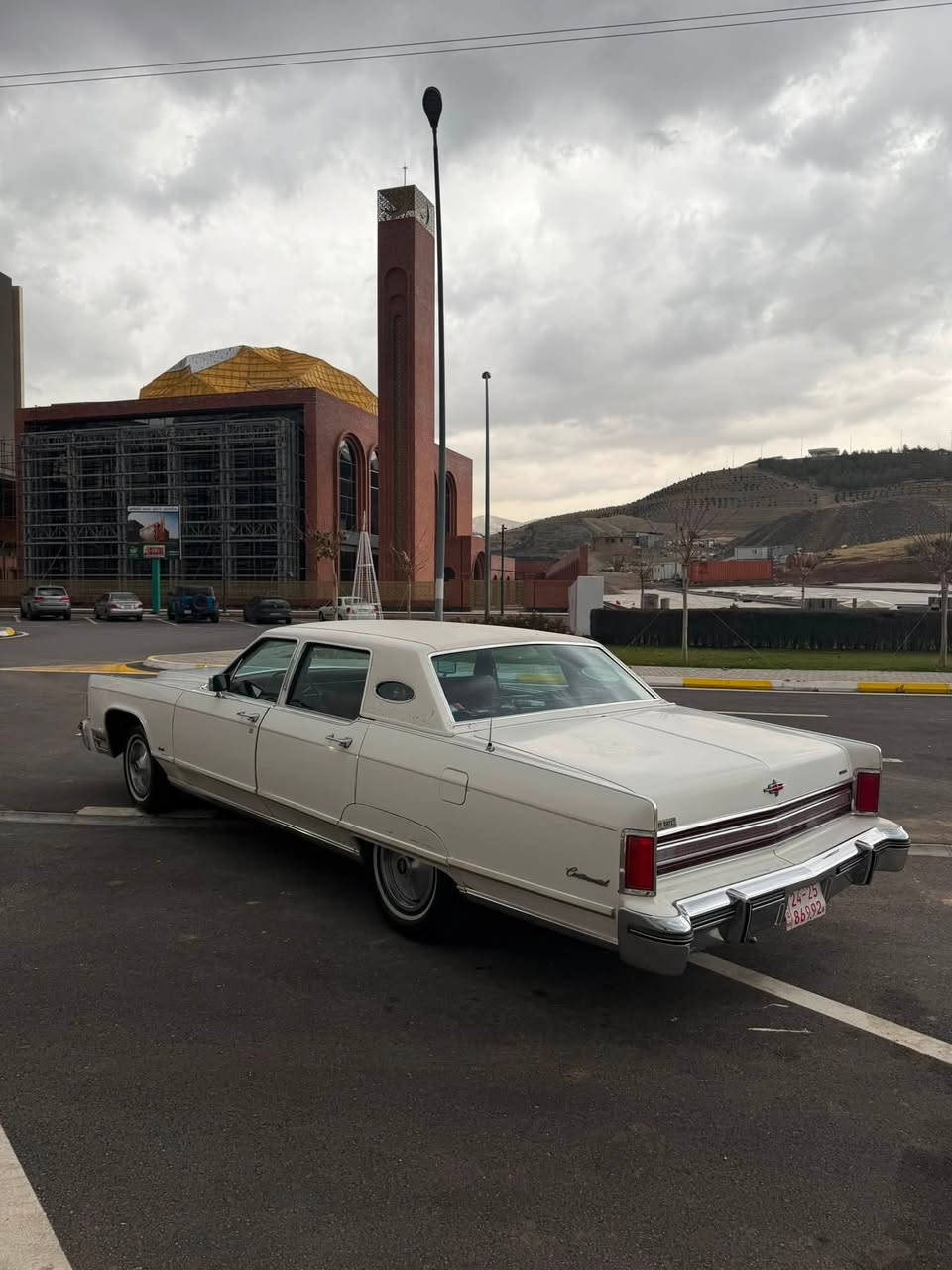 Lincolin town car 1976 
سیارە لینکولن تاون کار مودیل ١٩٧٦ 

ماشیە سیارە ٦٠.٠٠٠مایل 

بدون صبخ 

جام کهربا کشنات کهربا 

سیارە رقم سلیمانیە 

*********** 
سعر ١٤٠ ورقە معاملە
