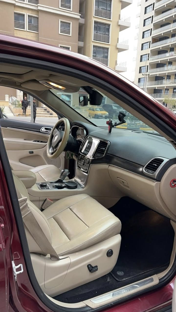 السلام عليكم ، مكلف بالنشر سيارة خالتي ام علي  
– جيب خليجي موديل 2020 لمتد بلص (Limited Plus) للبيع

سيارة نظيفة جداً وفول المواصفات، وارد خليجي وكالة Harlem

📌 المواصفات:
✔️ 3 شاشات 
✔️ شاشة وسط كبيرة مع نظام ملاحة
✔️ بانوراما وفتحة سلايد 
✔️ مقاعد جلد كهربائية مع ذاكرة تخزين ميموري
✔️ تبريد وتسخين مقاعد
✔️ بصمة تشغيل + دخول ذكي
✔️ لايتات زينون + LED نهارية
✔️ كاميرات + حساسات أمامي وخلفي
✔️ دركسون تحكم متعدد 
✔️ نظام ثبات إلكتروني + ABS
✔️ دفع رباعي 4×4
✔️ مواصفات Limited Plus معروفة فول الفول 

✨ إضافات:
🔹 مشدود عليها نانو سيراميك
🔹 الجام كامل نانو ضد الكسر 

🎨 اللون: ماروني مميز 
🛋️ الداخل: بيج نظيف ومرتب
📍 الممشى: 64 ألف فقط

🔧 الملاحظات:

 • باب مبدل (أثر طخه بسيطه والباب الاصلي مالتها موجود )
 • رش جاملغ بسبب شخط بسيط والصور موجوده 
 • لا يوجد أي ضرر داخلي أو حادث 
 • غير ذلك السيارة بحالة ممتازة جداً

📍 الموقع: بغداد – المنصور
📞 للتواصل: ***********

    سيارة استخدام خفيف ونظيفة جداً ، وبلعافية على الياخذها
