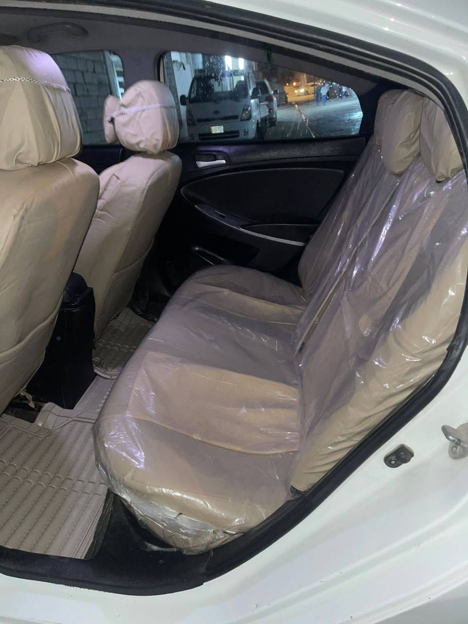 اكسنت 2012 رقم انكليزي واسط
محرك 1600 
تبريد تدفئ شغاله 
حساسات خلفيه 
شاشه 
تخم تأثيرات جديد 
جاملغ امامي مبدل بدون دواخل 
وبنيد 
بسمي السياره ثاني يوم 
مكاني نجف والسونر موجود 
مكلف بالنشر رقم صاحب السياره 
***********
