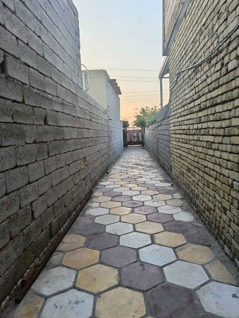 بيت للبيع خلفي عرض دربونه 2 متر زراعي بل لإسكان الصناعي قرب مدرسة الحريه طريق حولي يحتوي ع صاله + غرفتين + مطبخ + استقبال + كراج 4 × 6 +حديقه+ بكافت خدمات ماي مجاري كهرباء وقريب ع مدرسه شارع تبليط مساحه 180 بناء بلوك كهربائي سعر 45 وبي مجال وتفاصيل أكثر متواجد واتسابب

***********
