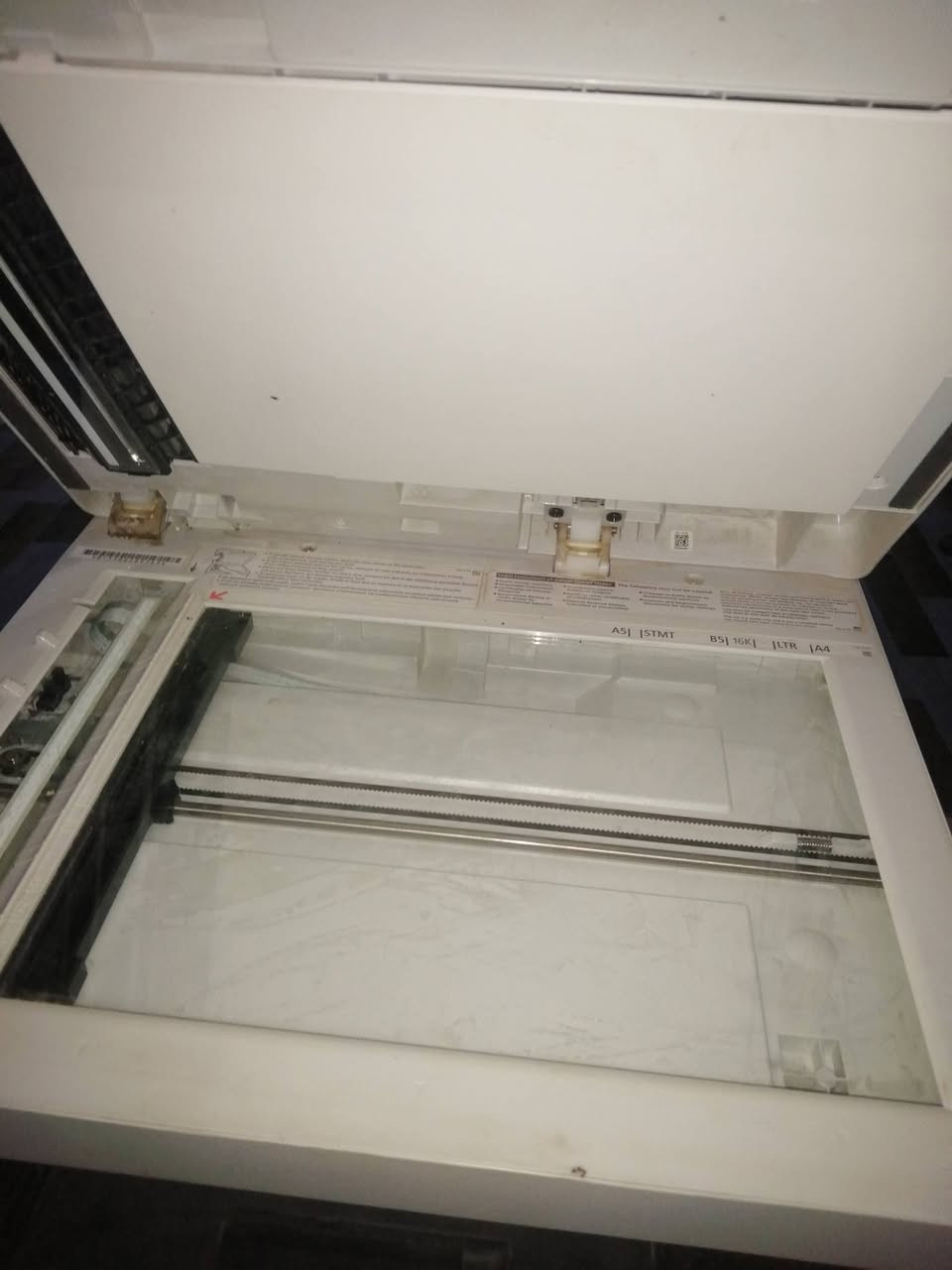 بسبب الوعود الكاذبة تم اعادة النشر 
طابعة ليزر ملونة متعددة الوظائف مصممة للمكاتب الصغيرة والمتوسطة، تدعم الطباعة والنسخ والمسح والفاكس. تتميز بسرعة طباعة تصل إلى 21 صفحة في الدقيقة وشاشة لمس ملونة مقاس ‎12.7‎ سم، مع دعم الاتصال اللاسلكي والطباعة عبر الهواتف الذكية. توفر طباعة تلقائية على الوجهين وسعة إدخال ورق تصل إلى ‎250‎ ورقة، وتعمل مع أنظمة Windows وMac وLinux.

طابعة ليزر ملونة متعددة الوظائف مصممة للمكاتب الصغيرة والمتوسطة، تدعم الطباعة والنسخ والمسح والفاكس. تتميز بسرعة طباعة تصل إلى 21 صفحة في الدقيقة وشاشة لمس ملونة مقاس ‎12.7‎ سم، مع دعم الاتصال اللاسلكي والطباعة عبر الهواتف الذكية. توفر طباعة 
تلقائية على الوجهين وسعة إدخال ورق تصل إلى ‎250‎ ورقة، وتعمل مع أنظمة Windows وMac وLinux.

استعمال قليل 
كامله فقط نقص حبر شرط الشغل 

السعر 350 وبيها مجال للشراي 
مكاني نجف ..


**إذا كنت صاحب هذا الإعلان وتريد حذفه لأي سبب، رجاءا أرسل رسالة إلى الدعم الفني**