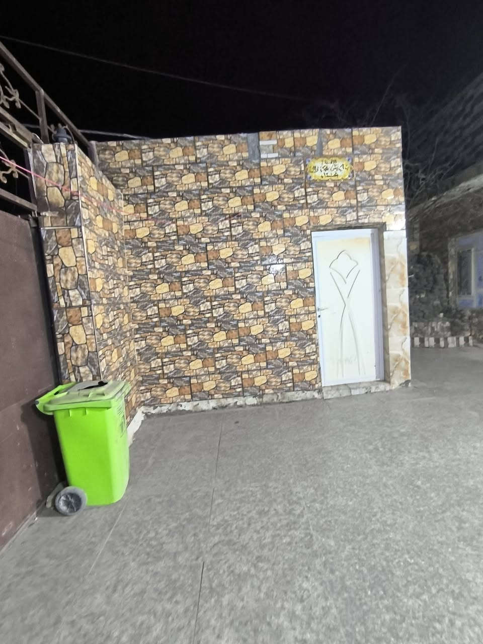 للبيع بيت بحي الشعب  /مساحه 200 م/ قريب عل سوك/  محجوز مبادره/ بي غرفتين وصاله ومطبخ  وديوانيه وصحيات الاستفسار *********** بي واتساب/
