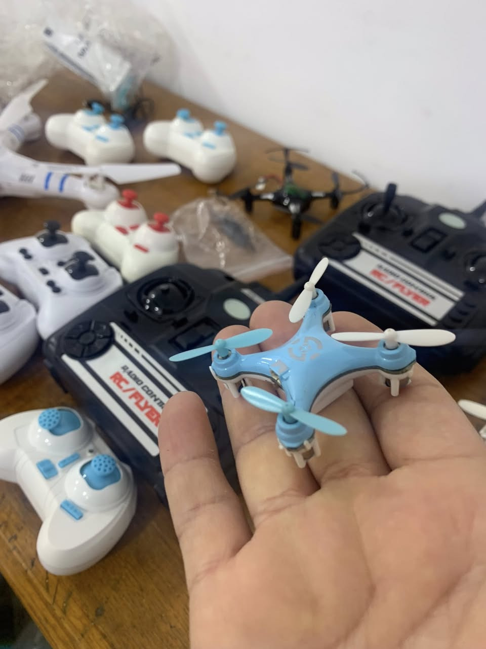 السلام عليكم درونات للبيع عدد ٧ بيهن كبار وصغار كلش بكد الشخاطة غراضهن كاملة ما اعرف اذا يشتغلن لو لا ابيع هيج على وضعهن القطعة ب ٥ الف واذا جمله احسبهن ب ٣٠ سعر نهائي اخوان مال تصفية


**إذا كنت صاحب هذا الإعلان وتريد حذفه لأي سبب، رجاءا أرسل رسالة إلى الدعم الفني**