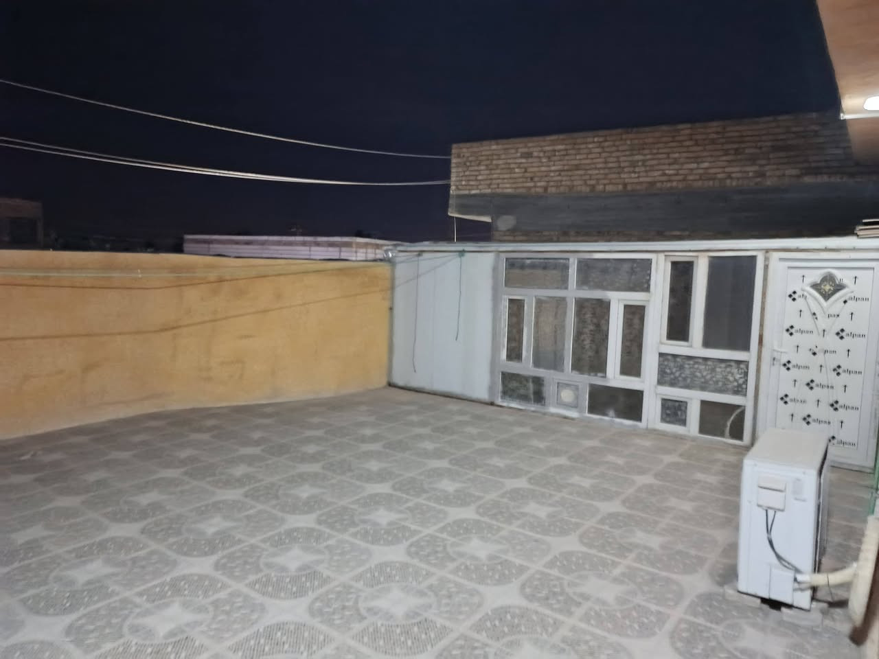 السلام عليكم بيت للبيع 300 متر يتكون من طابقين الطابق الاول استقبال وصاله ومطبخ بارد وحار وغرفتين وحمامات خارجيه وداخليه والطابق الثاني غرفتين وصاله كبيره وحمامات ومخزن سندويج في السطح مع حديقه 100 متر بصف البيت الباب على الصاله بناء حديث وشارع تبليط الموقع الكوفه قرب فلكت الدلال عامود 13 
الاستفسار على الرقم ***********
