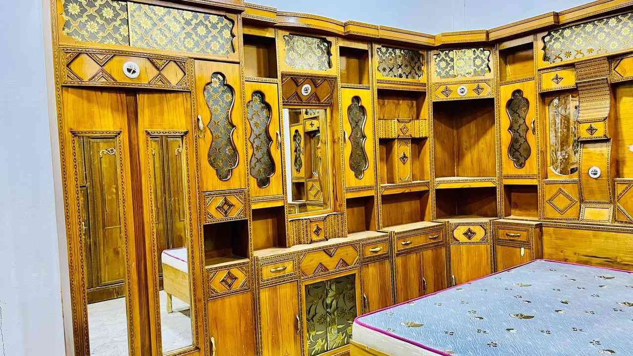 سلام عليكم للبيع غرفه نوم هودج خشب صاج داخل وخارج   استخدم قليل عنوان الرمانه  سعر مليون 50 وبي مجال
*********** /واتساب
