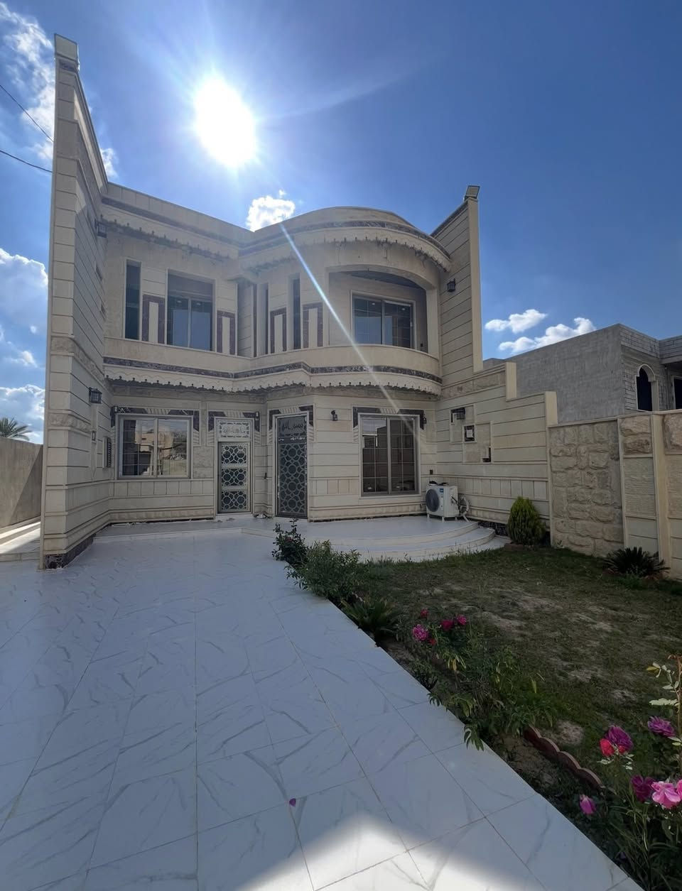دار مؤثث للبيع – موقع مميز وتصميم راقي
📍 الضلوعية – مقابل كوفي إسطنبول / ركن

المساحة: 300 متر

الطابو: تحويل زراعي

🏡 البيت طابقين ومؤثث بالكامل مرتب بتفاصيل جميلة ومتكامل من جميع النواحي.

🔹 الطابق الارضي 

▪️ صالة استقبال مفتوحة بمساحة 8×5

▪️ باب ديكور سلايد دبل زجاج مطل على صالة الدرج

▪️ غرفة نوم 6×5

▪️ مطبخ واسع 6×4

▪️ صالة كبيرة 10×4.10

▪️ حمامات مع كافة المرافق الصحية 4×3

▪️ صالة باب المنور 2×4

🔹 الطابق الاول :

▪️ غرفة 6×5

▪️ غرفة 7×6

▪️ صالة 10×4

▪️ حمامات 2×1.50

�️ البيت يحتوي على تفاصيل ومميزات أكثر من الظاهرة بالصور.

📸 علمًا أن التصوير لعدة أماكن فقط وليس كل تفاصيل البيت والبيت على الطبيعة أجمل بكثير… تعال وشوف التفاصيل الباقية بنفسك

� للاستفسار 

***********

