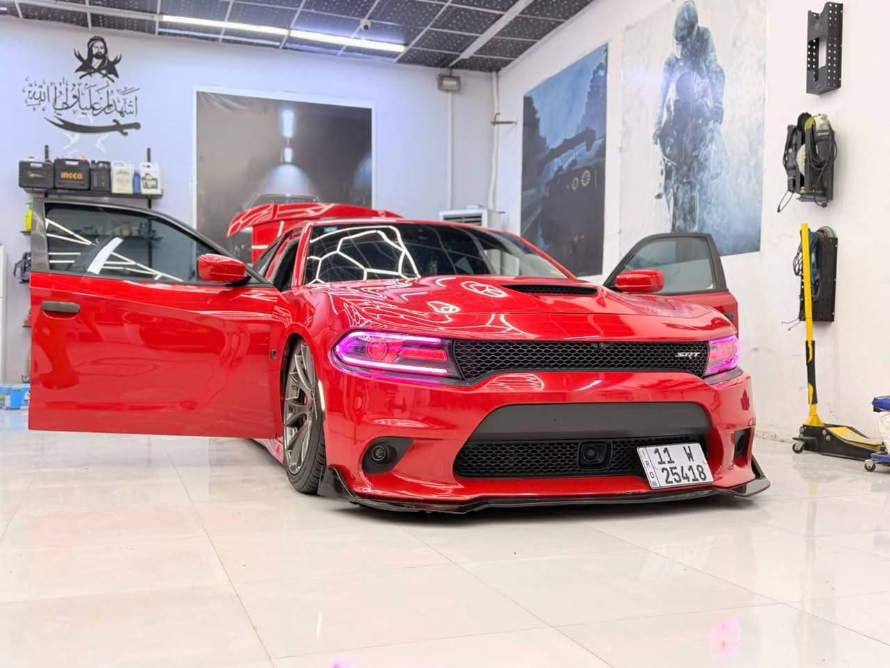 جارجر srt اصل 15 خليجي
 وكالة القلم رقم بغداد مشروع وطني
كفالة حتى الدعاميات من الفتح والصبغ فقط بارد بالباب
فول الفول 1/1
فتحة (سلايد)
رادار امامي
قطة عمياء رارد جانبي
دركة srt اصل
وباقي المواصفات معروفة للا srt
عليها نانو ppf كامل $1000
هدزر امريكان ريسنك $700
جكات Airbft اخر أصدار $2300
كزوز srt دبات سود
slp بطالة
داون بايب
KN شوتة
بلكات ريسنك
اويل كاج كان فيت بم ريسنك
ولف حماوة ميشميتو
عليها لد متغير
عدسات زرع
وعليها هواي اضافات
السياره ماشية 80 الف 
مراوس او بيع 

***********
ورجاءً الي م يعرف قيمة السيارة ويقدر المصروف عليها لايتصل
