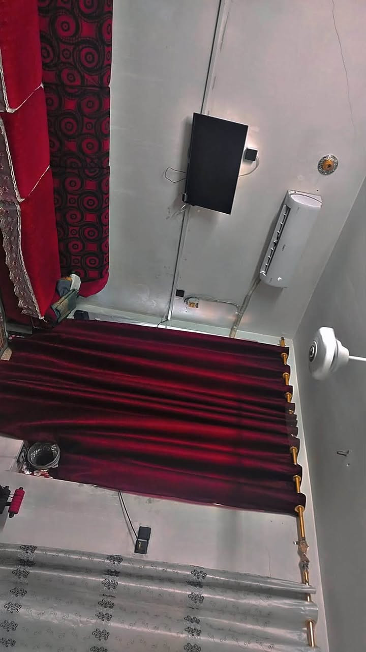 بيت يجار مساحه 80 متر طابق واحد يحتوي على غرفة نوم وصالة ومطبخ وخدمات بناء مرتب مكان شارع خمسة سعر 450 مجال بسيط *********** اتصال رقم المكتب
