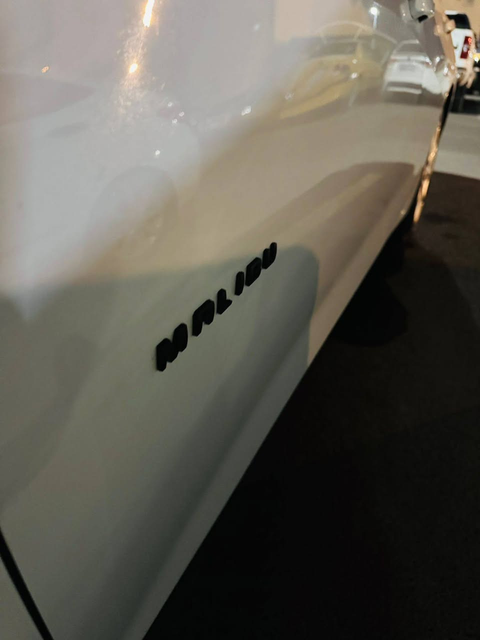 السلام عليكم 
ماليبو للبيع 2023
رقم بغداد باسمي 
ماشيه 101 كيلو
بصمه تشغيل بصمه دخول  
تشغيل عن بعد 
تبريد قطعتين
رادار مانع تصادم 
تحديد مسار 
تدفئه كشنات شاشه كبيره 
داخل السياره كلش نضيف و جديد 
حادثها جاملغ خلفي عكس السايق و الباب الباقي مكفول 
و هنا بالعراق صار بيها شخط بالدعاميه الاماميه جهه السايق و الدعاميه الخلفيه 
مكاني بغداد المنصور 
***********
غير متواجد على الفيس فقط على الرقم 
سعرها 14٫000
