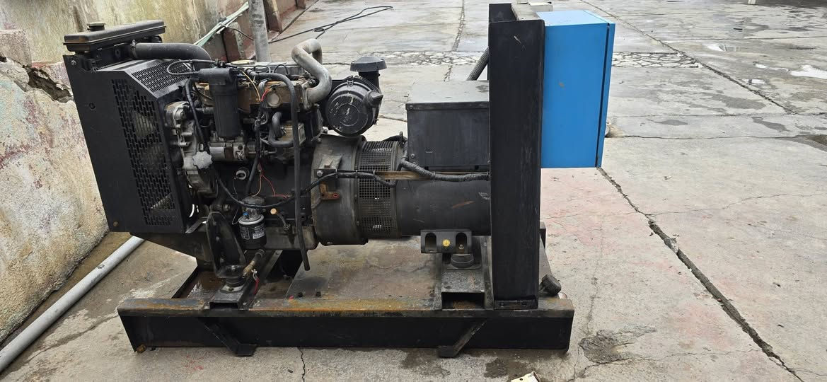 السلام عليكم 
للبيع مولد 45 kv محرك بيركنز 3 بستم سوبر السعر 30 ورقة شغال اوتو كامل مابي اي نقص .
***********
