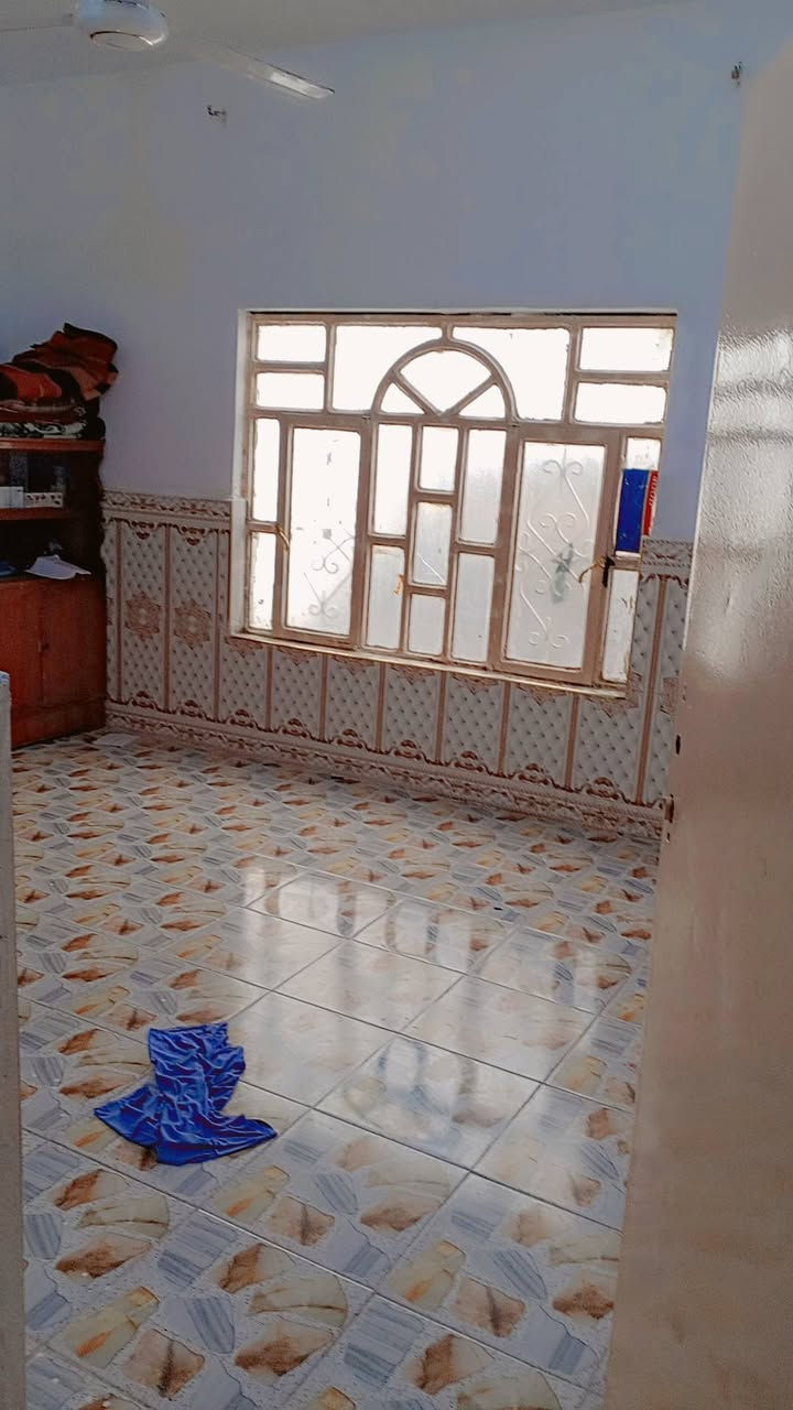 السلام عليكم بيت للبيع في حي الصناعي غرفتين وصاله ومطبخ وستقبال وصحيات كامل مكمل مسحاحة ١٨٠ زراعي للاستفسار أكثر ***********
