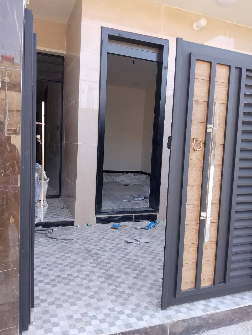 السلام عليكم.. بيت للبيع منطقه الشعب شارع عدن شارع 20 م مساحه 100م واجهه 5نزال 20 بيت فول موصفات واجهه مرمر مدخلين طرمه  خدمات خارجيه استقبال حولي منور وغرفه مطبخ طابق ثاني غرفين   مع خدمات استفسار مكتب الياس للعقار بادارة ابو علي *********** واتساب 
*********** اتصال
