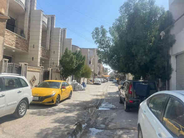 عقار للبيع منطقة الاعظمية شارع محكمة الأحوال  الشخصية الذي يودي للمقبرة الملكية بناء قديم مساحة في السند 293 واقع خال 334 واجهة 12،5نزال 26،5عرض الشارع 15م للاستفسار *********** /***********
